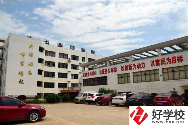 湖南有沒有招收復(fù)讀生的中專學(xué)校？有哪些招生專業(yè)？