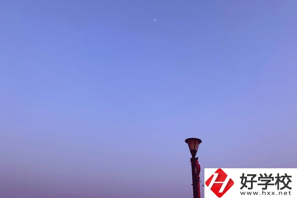 張家界旅游職業(yè)學(xué)校校園環(huán)境怎么樣？