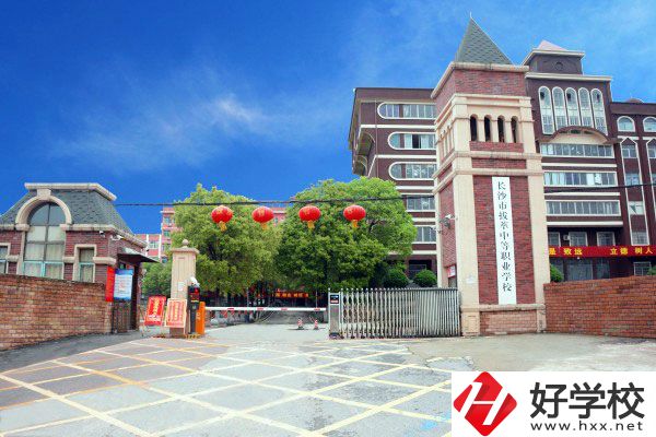 長沙市拔萃中等職業(yè)學(xué)校有哪些專業(yè)？學(xué)費是多少？